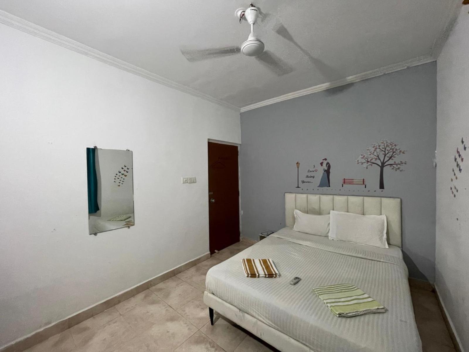 Ronne'S Little Baga Service Apartments Exterior photo